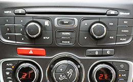 Пакет "Аудио": Аудиосистема с тюнером c функцией RDS, проигрывателем CD с поддержкой MP3, 6 динамиков + управление на рулевом колесе